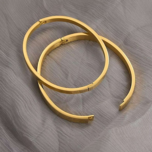Available in two elegant widths: 4mm (sleek) and 6mm (bold).