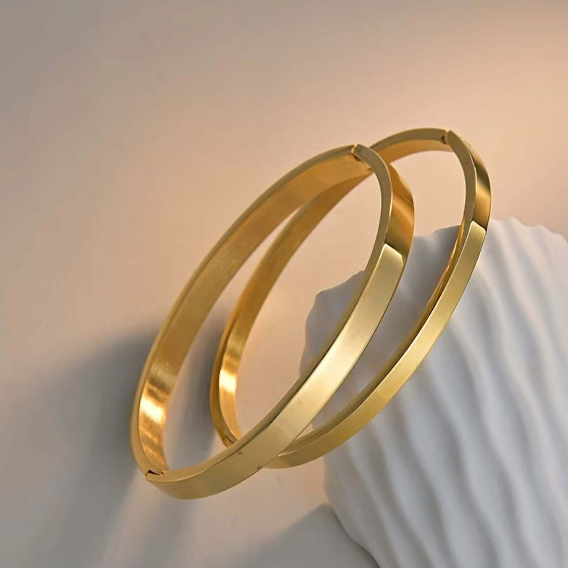 Weighs approximately 21 grams – sturdy yet lightweight on the wrist.