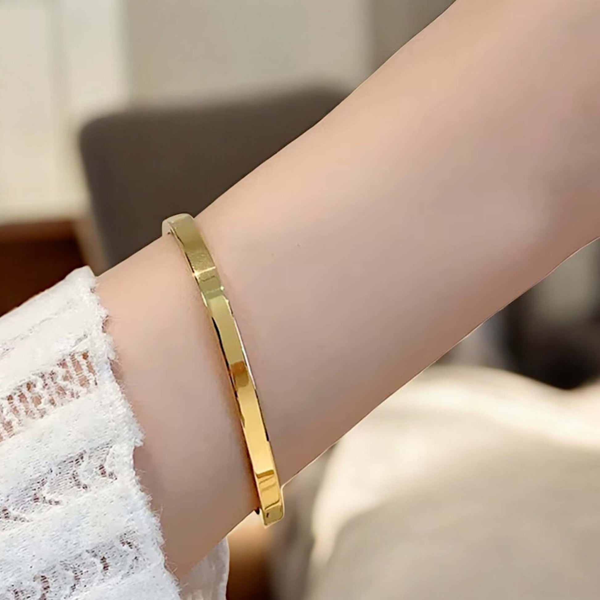Polished mirror finish – adds a subtle touch of luxury to everyday wear.